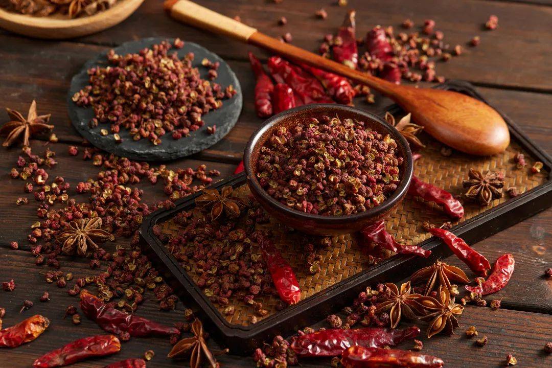 摄图网_507705253_调味香料花椒辣椒（企业商用）.jpg