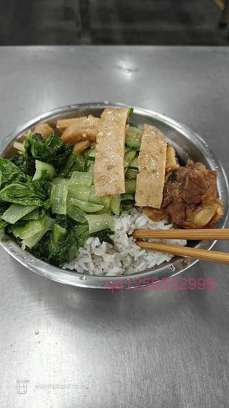 今天中午的饭，看似不错，但是还是吃不下去。-神人佛-文文8客