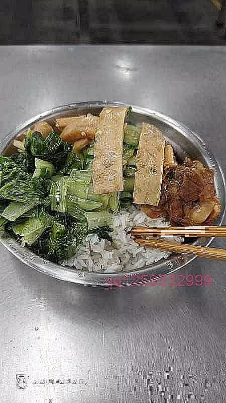 今天中午的饭，看似不错，但是还是吃不下去。-神人佛-文文8客